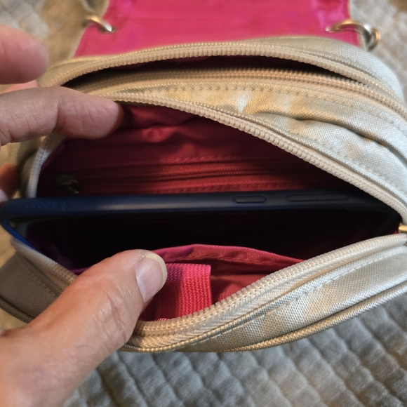 Baggallini Metallic Silver On The Go Crossbody Bag NWT - Picture 7 of 7